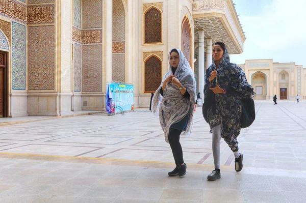 İki şık İran kızlar Camii, Şiraz, Iran iç avluya geçmek.