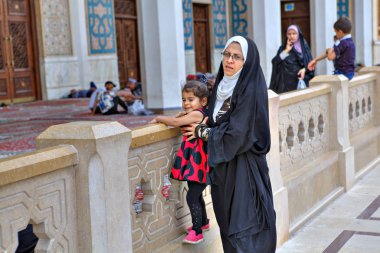 Anne küçük kızı cami, Şiraz, Iran avlusu ile yürüyor.
