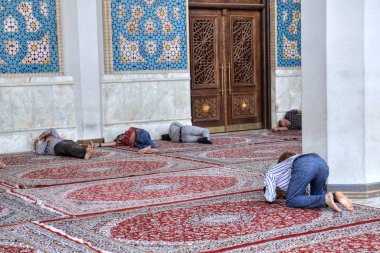 Müslüman erkeklerin dua ve Camii, Şiraz, Iran girişinde uyku.