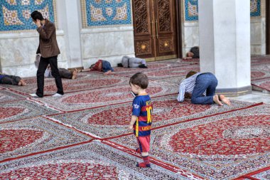 İran cami avlusu Müslümanlar dua, uyku, yürümek, Şiraz, Iran.