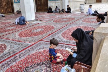 Müslümanlar dinlenmek ve Camii, Şiraz, Iran avluda dua.