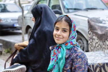 Hijab, Şiraz, Iran gülümseyen bir İranlı genç kız portresi.