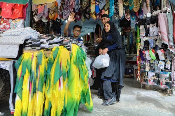 Satıcı Tekstil eşya, Şiraz, Iran yaşlı müşterilerine hizmet vermektedir.. — Stok fotoğraf