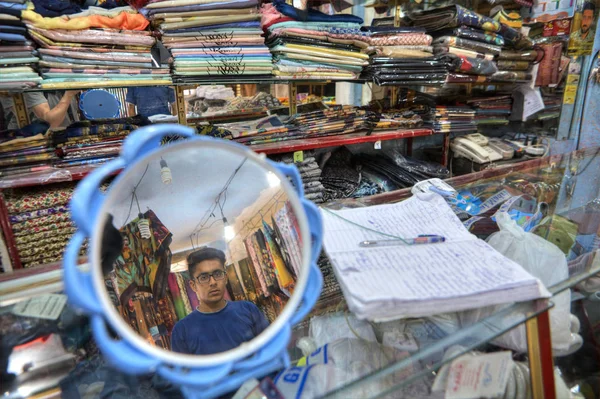 Νέοι κλωστοϋφαντουργικών έμπορος αντανακλάται στον καθρέφτη, Σιράζ, Ιράν. — Φωτογραφία Αρχείου