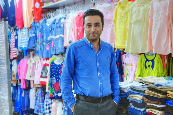 Ύφασμα πωλητής ποζάρουν για φωτογράφος στέκεται στο μαγαζί του, Σιράζ, Ιράν. — Φωτογραφία Αρχείου