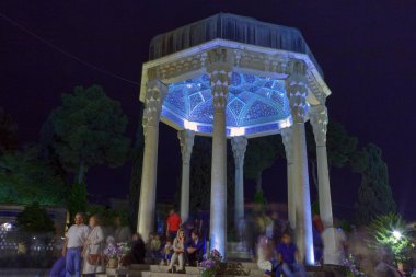 Tolga han Türbesi alacakaranlıkta, Şiraz, Iran.