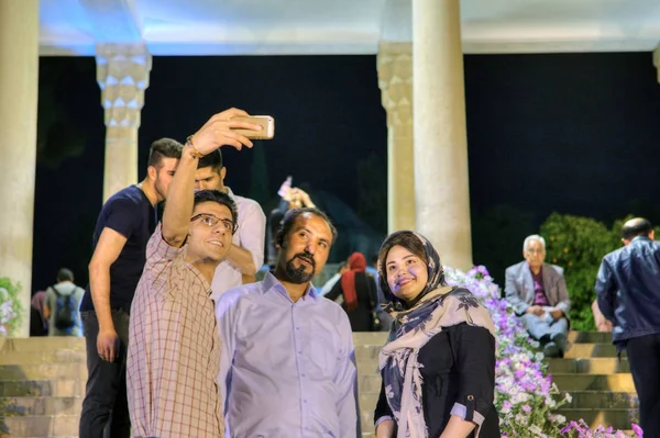 ハーフェズ廟、シーラーズ, イランのコロネード ポーティコの背景に Selfie. — ストック写真