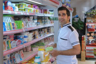 İran alıcı raflar gıda süpermarkette, Şiraz, Iran ile yakın duran.