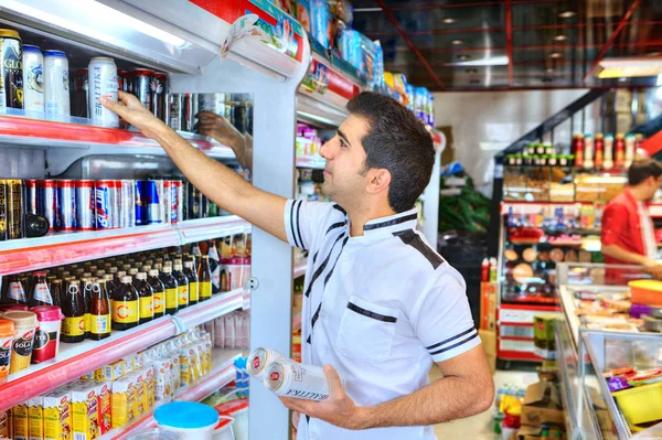 Hombre iraní compra cerveza no alcohólica en el supermercado, Shiraz, Irán . — Foto de Stock