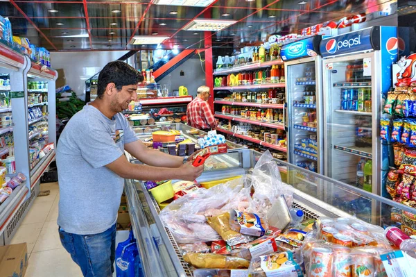Iransk man gör ett köp på livsmedelsaffär, Shiraz, Iran. — Stockfoto