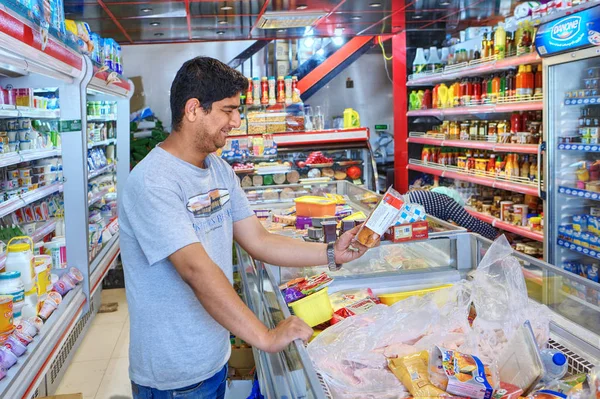 En iransk köpare gör ett köp på supermarket, Shiraz, Iran. — Stockfoto