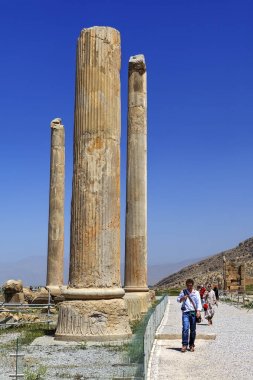 İran'ın Shiraz yakınındaki antik Persepolis kalıntıları sütunlarda geçip turist.