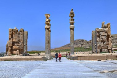 Tüm toprakları, Şiraz, Iran kapısında antik sütunlar.
