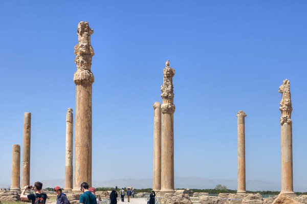 Колонны дворца Ападана в древнем персидском городе Персеполис близ Шираза в Иране
.
