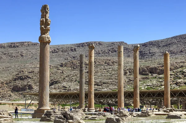 Древние колонны у руин Персеполиса близ Шираза в Иране . — стоковое фото