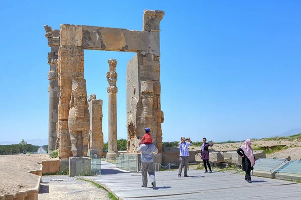 Туристы ходят среди руин древнего города Персеполис близ Шираза в Иране . — стоковое фото