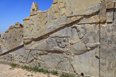 Duvarda, Persepolis şehir, Iran oyma eski bas kabartma heykel.
