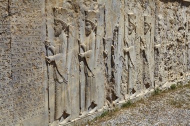 Antik kentin Persepolis, Iran içinde davaya yakın savaşçılar ile taş kısma.
