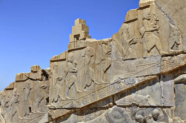 A féldombormű a férfi hozza az ajándékot a perzsa király, Persepolis Irán. — Stock Fotó