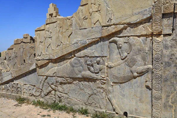 Escultura de baixo relevo velho escultura na parede, cidade de Persépolis, Irã . — Fotografia de Stock