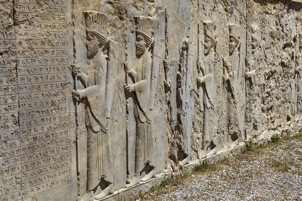 Πέτρα ανάγλυφο με πολεμιστές στην αρχαία πόλη Περσέπολη, Ιράν. — Φωτογραφία Αρχείου