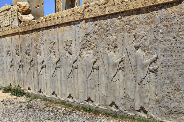 Ερειπωμένο ανάγλυφο με φρουρούς σκαλισμένα στον τοίχο από ψαμμίτη, Ιράν. — Φωτογραφία Αρχείου