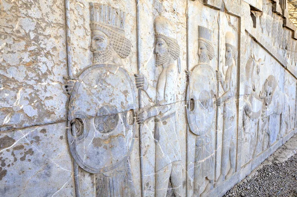 Бессмертные персидские воины барельеф во дворце Дария, Персеполис — стоковое фото
