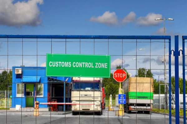 Caminhões passam pelo posto de controle do terminal de logística aduaneira . — Fotografia de Stock