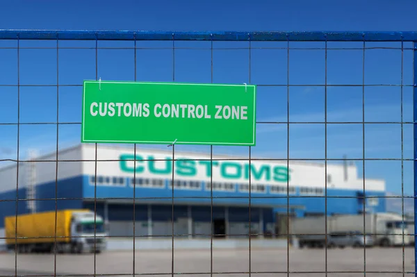 Área de controlo aduaneiro com camiões perto do centro logístico do armazém . — Fotografia de Stock