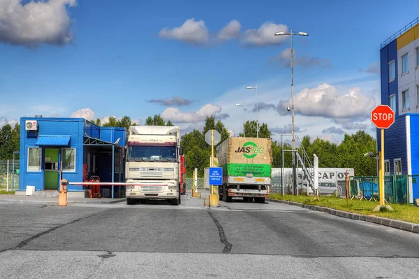 두 트럭 보안 체크 포인트에가. — 스톡 사진