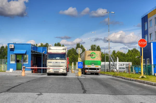 Zwei Lastwagen fahren in Sicherheitskontrolle. — Stockfoto