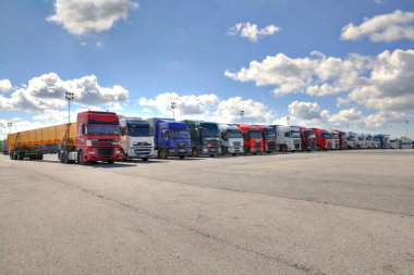 Kamyon filosu ile lojistik terminal avlusu karavanda