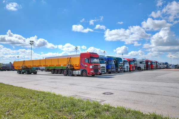 Fleet of semi trailer lorries in courtyard of logistics park. — Stock Photo, Image