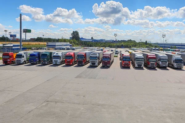 Flotta av semitrailer lastbilar gården i logistikpark. — Stockfoto