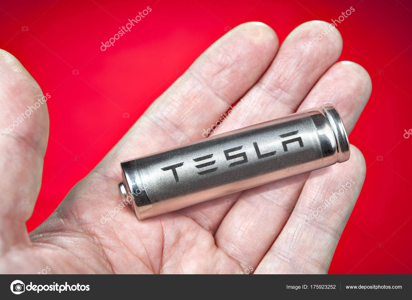 fodspor Udvalg uformel One cylindrical battery cells for Tesla electric vehicle, on palm. – Stock  Editorial Photo © grigvovan #175923252