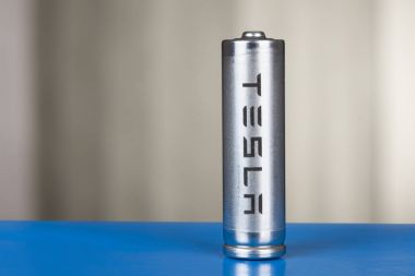 Silindirik pil hücreleri bir paket için Tesla logo ile.