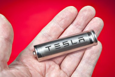 Bir silindirik pil hücreleri Palm'da Tesla elektrikli araç için.