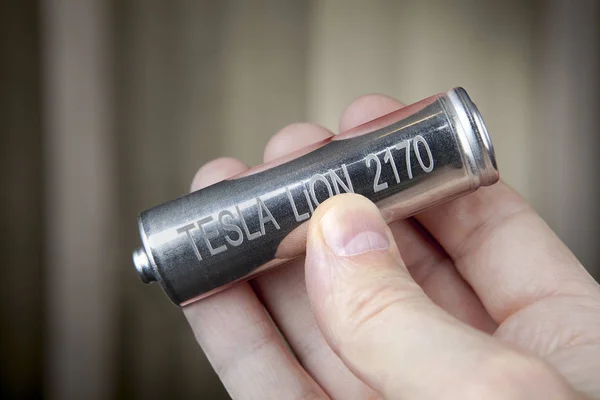 Cylindriska litium-jon battericell för elbilen Tesla i mänsklig hand. — Stockfoto