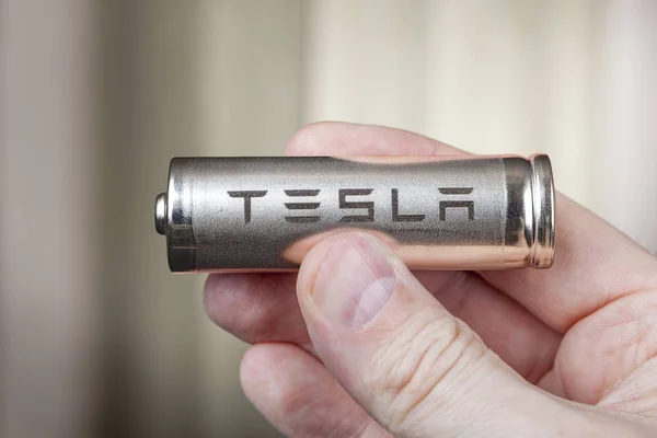 Tesla 2170 akkumulátor lítium ion sejtek csomagolás, emberi kéz. — Stock Fotó