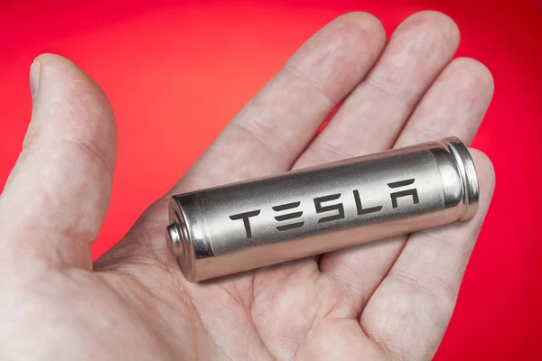 Lithium-ion batteri celler til elektrisk køretøj, med Tesla logo . - Stock-foto