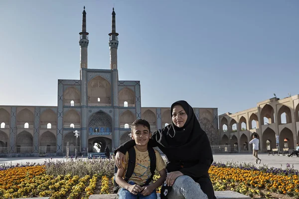 Mujer musulmana y su hijo descansan cerca de una mezquita, Irán . — Foto de Stock