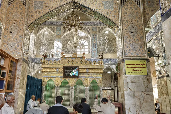 Ima hall a Sahhzade Márta Szent kegyhely, Yazd, Irán. — Stock Fotó