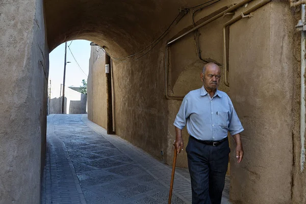 Старик проходит под сводом, Язд, Иран . — стоковое фото