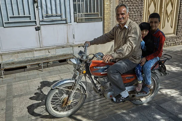 Família de três iranianos está andando de moto na rua da cidade . — Fotografia de Stock