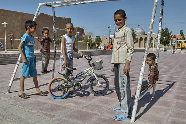 Pět íránské chlapce školního věku jsou na hřišti ve starém městě. — Stock fotografie