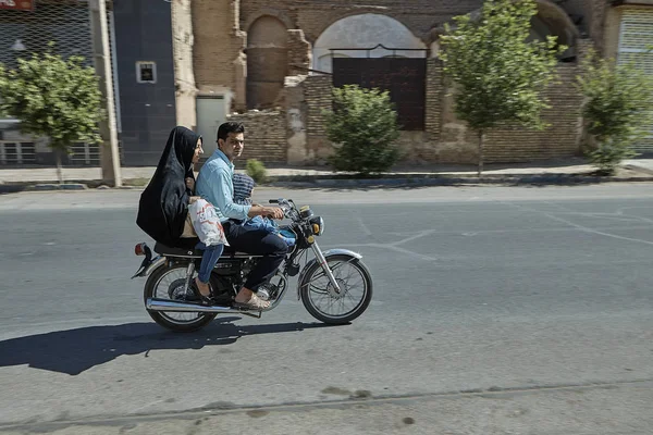 Familia iraní monta una moto a lo largo de la calle de Yazd, Irán . — Foto de Stock