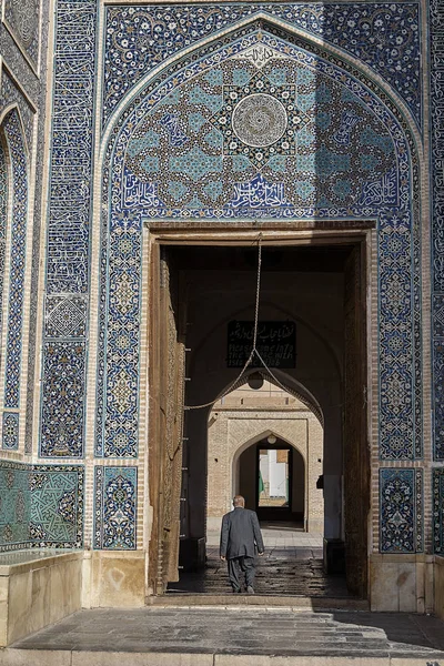 Yaşlı adam cami kapısından geçer, yazd, Iran. — Stok fotoğraf