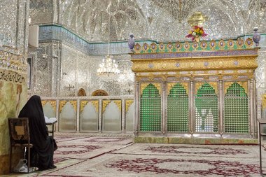 Kadın dua cami, Iran, Yazd salonda oturmuş.