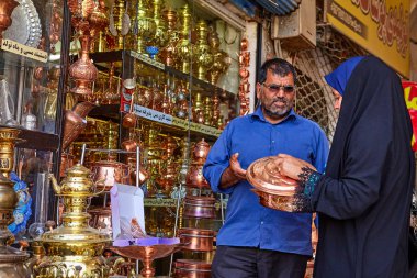 Müslüman aile yemekleri bir bakır eşya, Yezd, Iran satın alır..