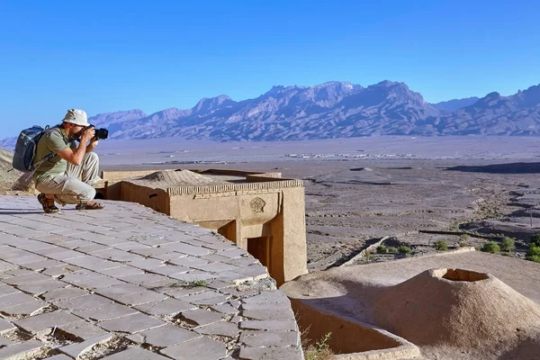 El viajero toma fotos de paisajes naturales cerca de Yazd, Irán. —  Fotos de Stock